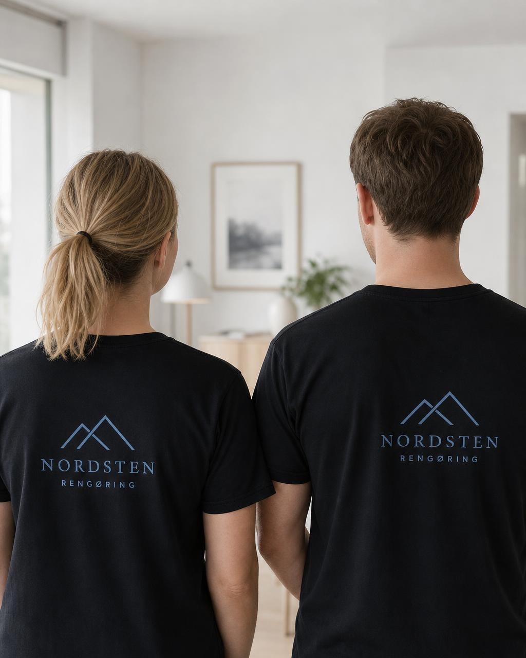 To medarbejdere fra Nordsten i sorte t-shirts med Nordsten-logo